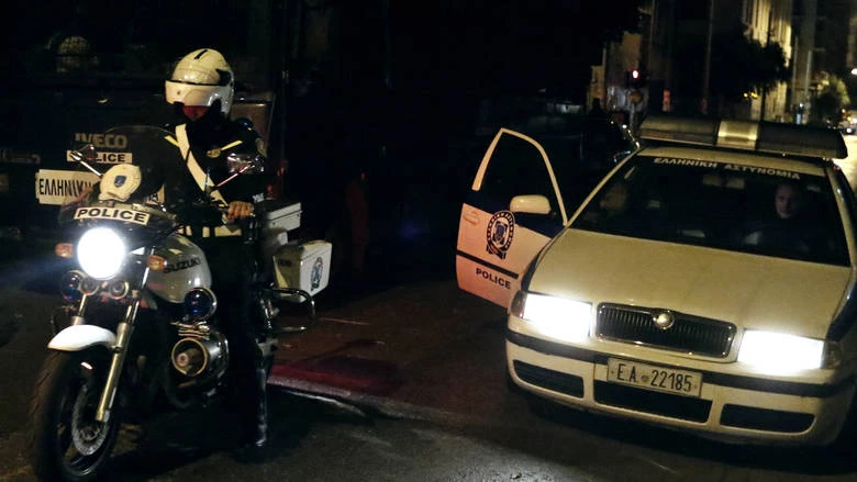 Πυροβολισμοί στο Σχιστό – Άγρια καταδίωξη βαν κοντά στα Ναυπηγεία – Το γάζωσαν οι Αστυνομικοί